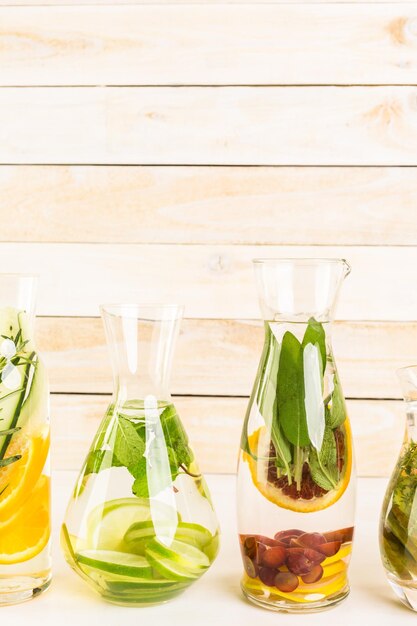 Desintoxica el agua con infusión de cítricos como bebida refrescante de verano.