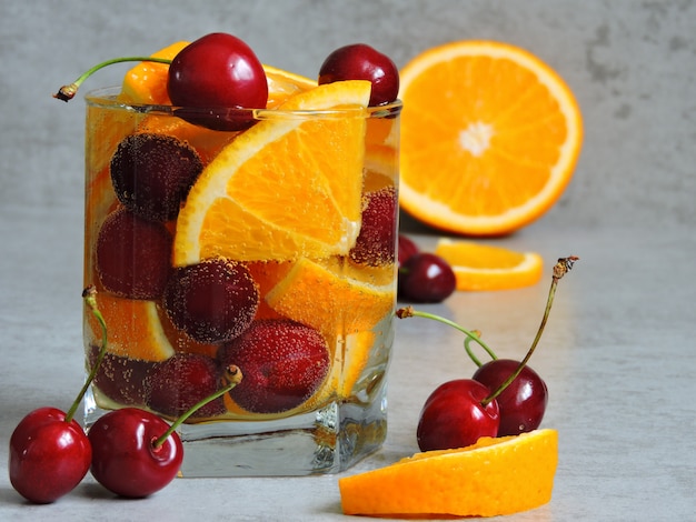 Desintoxica el agua con naranja y cerezas.