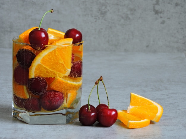 Desintoxica el agua con naranja y cerezas.