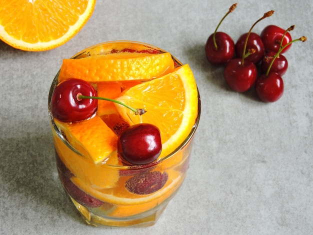 Desintoxica el agua con naranja y cerezas.