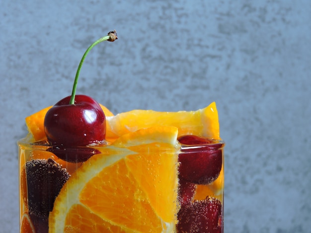 Desintoxica el agua con naranja y cerezas.