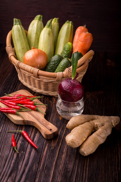 Desintoxicação crua comida vegetal verde definido na mesa de madeira