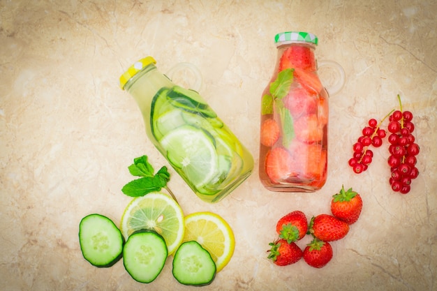 Desintoxicação de água com infusão de frutas, refrescante cocktail caseiro de verão