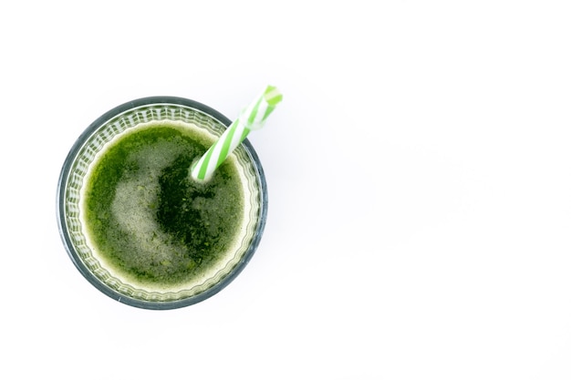 Foto desintoxicação de smoothie verde com abacate kale e maçãs isolados em fundo branco