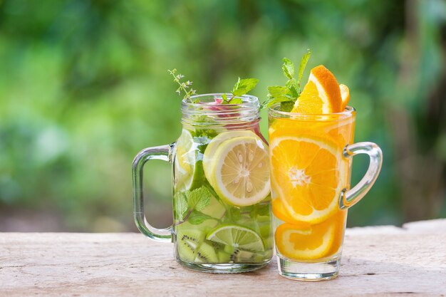 Desintoxicación de agua con kiwi, limón y manzana roja