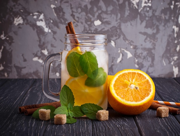 Desintoxicación de agua con naranja, menta y canela en tarro.