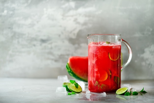 Desintoxicación de agua con sandía, lima, menta y hielo, copia espacio