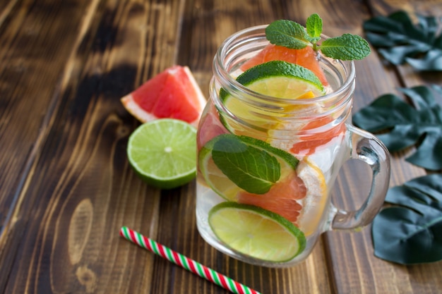 Desintoxicación o agua infundida con pomelo y lima.