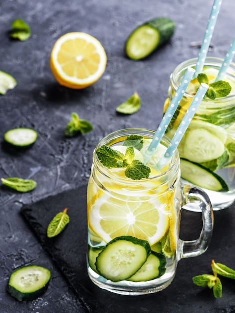 Desintoxicar agua con pepino, limón y menta