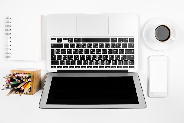 Desktop branco com laptop e smartphone