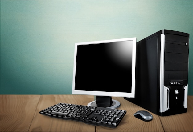 Foto desktop-computer und tastatur und maus