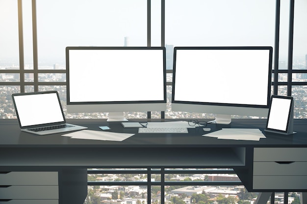 Foto desktop de designer de coworking com duas telas de computador