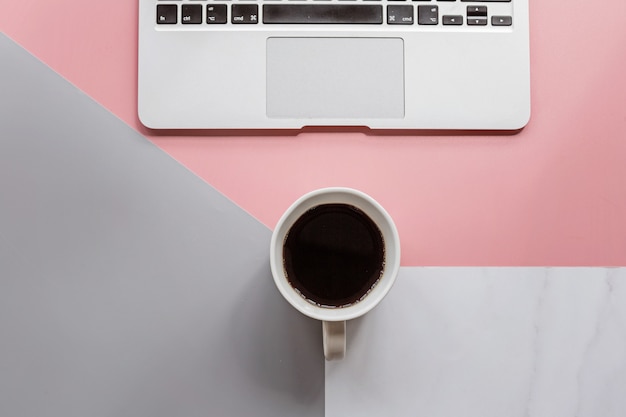 Desktop-flatlay mit laptop und tasse kaffee