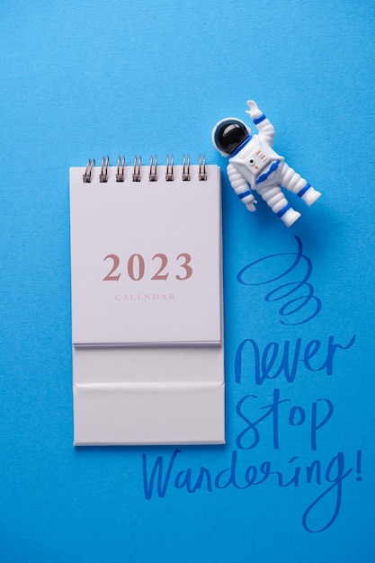 Desktop-Kalender 2020 mit Spielzeug-Astronaut mit Zitat hört nie auf zu wandern