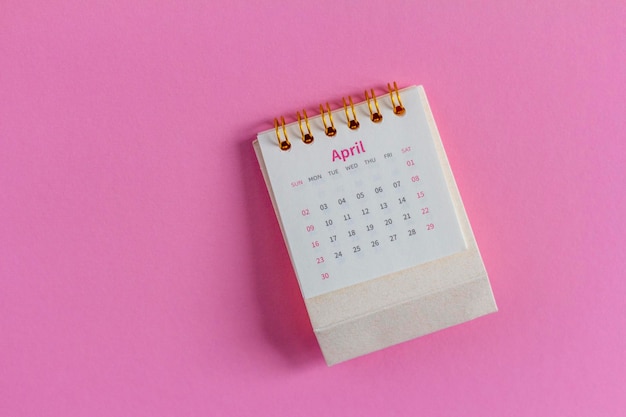 Desktop-Kalender für April 2023 auf rosa Hintergrund