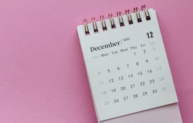 Desktop-Kalender für Dezember 2022 auf rosa Hintergrund