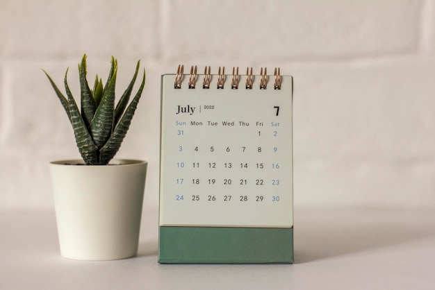 Desktop-kalender für juli 2022 auf dem tisch