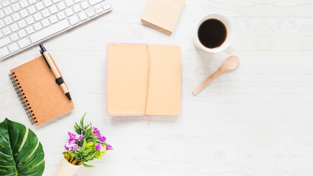 Foto desktop mit kaffee und pflanzen