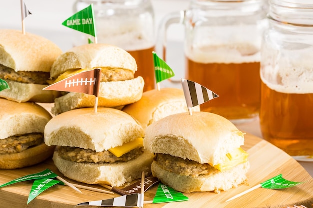 Deslizadores con bandeja de verduras en la mesa para la fiesta del fútbol.