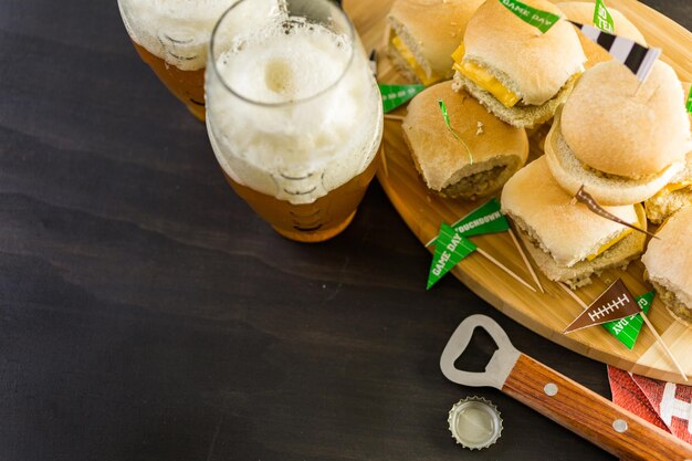 Deslizadores con bandeja de verduras en la mesa para la fiesta del fútbol.