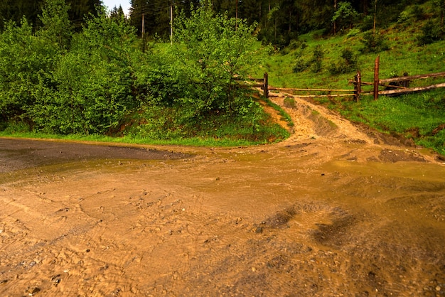 Deslizamiento de tierra en una carretera rural destruida dañada por una poderosa inundación