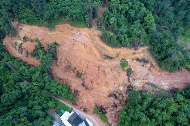 Deslizamiento de tierra de montaña en un área ambientalmente peligrosa enfoque de drones un deslizamiento de tierra en un paisaje natural de selva tropical en AsiaSoil bajo la condición de erosión como acantilado por humanos