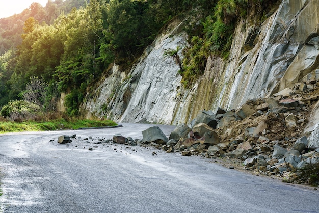 Deslizamientos de tierra después de fuertes lluvias en Whanganui River Road en el Parque Nacional en otoño, Whanganui, Isla del Norte de Nueva Zelanda