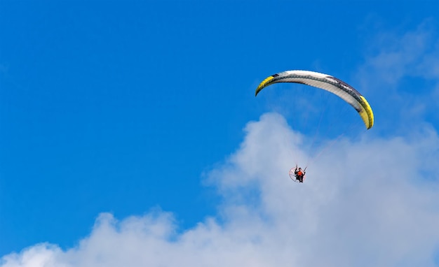 Deslizándose entre las nubes