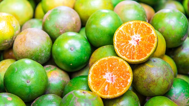 Deslize a laranja no mercado de Tailândia.