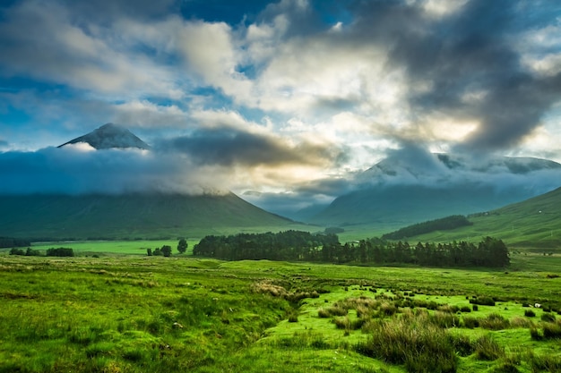 Foto deslumbrante amanhecer sobre as montanhas de glencoe na escócia