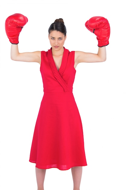 Deslumbrante linda morena com vestido vermelho com luvas de boxe