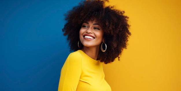 deslumbrante mulher afro-americana com um sorriso cativante