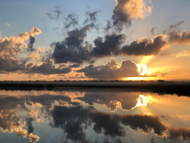 Deslumbrante nascer do sol com os raios de sol na ilha de Cayo-Coco, Cuba, Oceano Atlântico