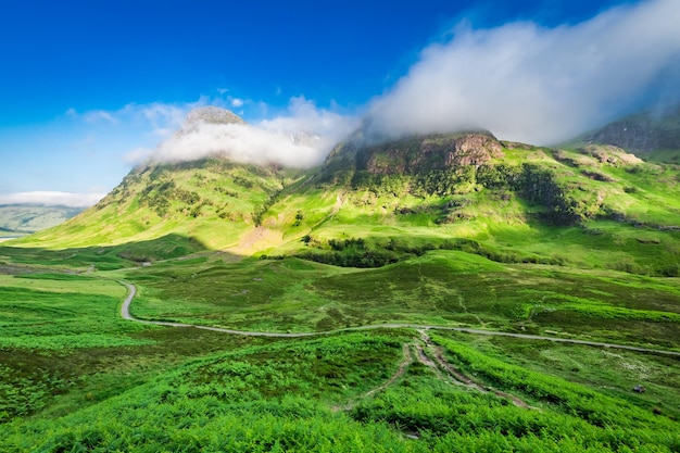 Deslumbrante nascer do sol sobre as montanhas em Glencoe Escócia