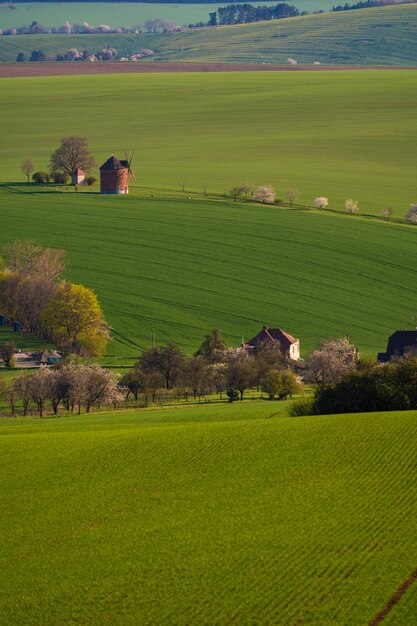 Deslumbrante paisagem rural perto de um antigo moinho numa colina Lugar de localização Região da Morávia do Sul Checo