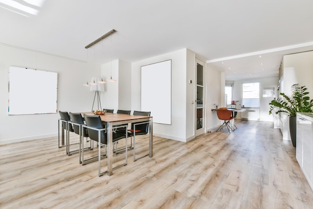 Deslumbrante sala de jantar com mesa de madeira e lustres pendurados de designer