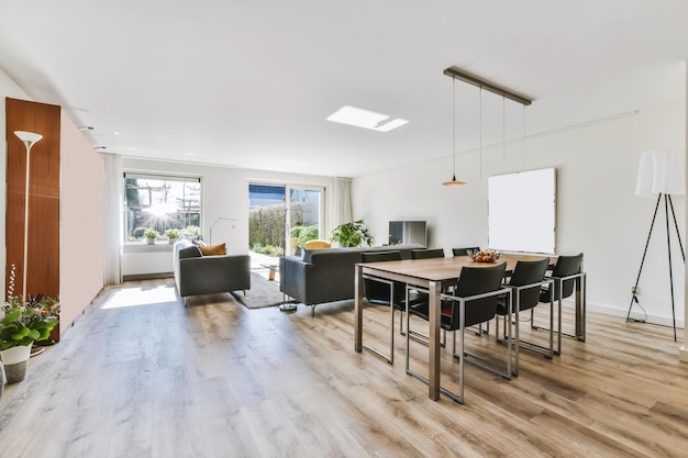 Deslumbrante sala de jantar com mesa de madeira e lustres pendurados de designer