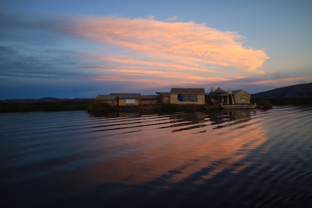 Deslumbrante, vista, de, uros, ilhas flutuantes, ligado, lago titicaca, em, a, pôr do sol, puno, peru