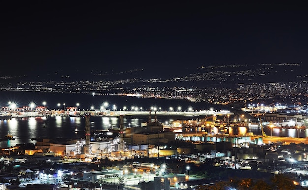 Foto deslumbrante vista nocturna del puerto de haifa y el magnífico mar mediterráneo en israel