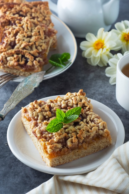 Desmenuzar la tarta de frutas, rebanada. Tarta casera con mermelada de frutas. Delicioso desierto.