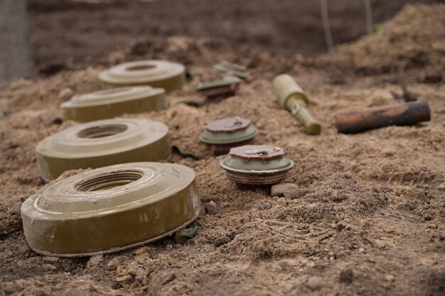 Desminagem por tropas do território Muitas minas granadas de artilharia granadas de fragmentação