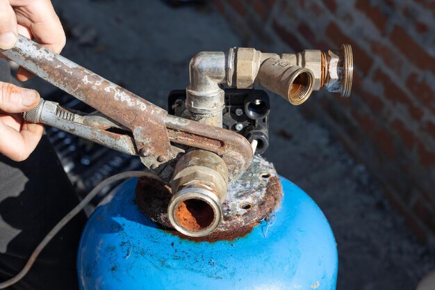 Foto desmontagem da unidade de distribuição de água do tanque hidráulico da estação de água para reparação desvinculação da válvula de retenção