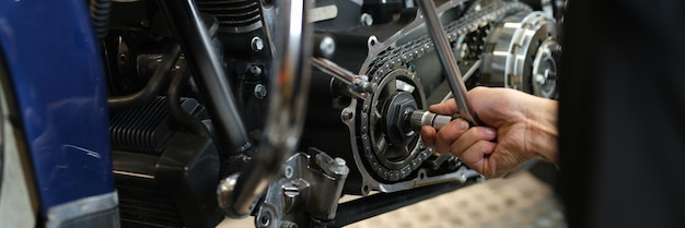 Desmontaje de un motor de motocicleta en primer plano del centro de servicio