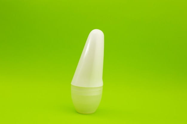 Desodorante em um fundo verde brilhante