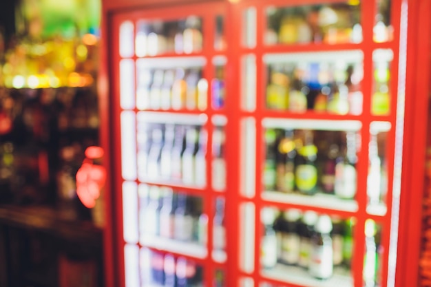 Foto desorden de botellas de cerveza y bebidas alcohólicas en los estantes de los supermercados