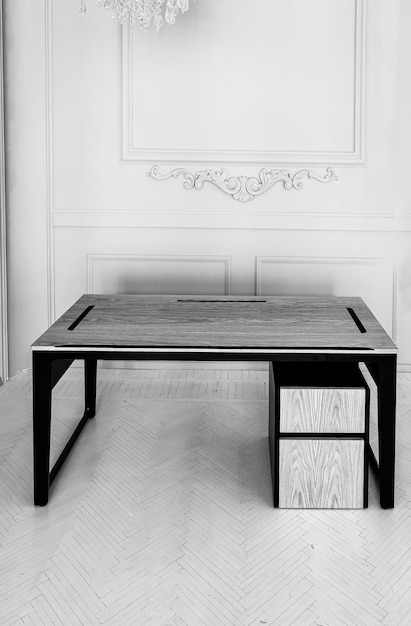 Despacho del director con gran mesa de madera Diseño de interiores