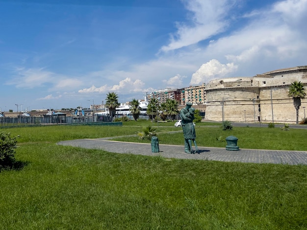 La despedida de la estatua en el puerto de Civitavecchia