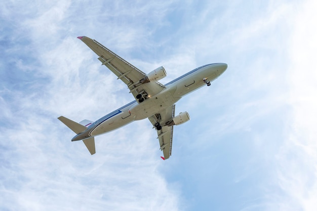 Despegar del avión en el cielo.