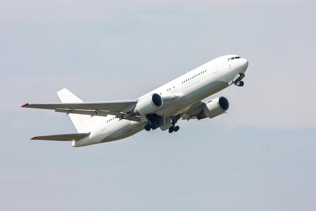 Despegue de un avión de pasajeros blanco de fuselaje ancho