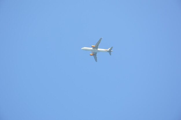 Despegue de un avión de pasajeros contra el cielo azul